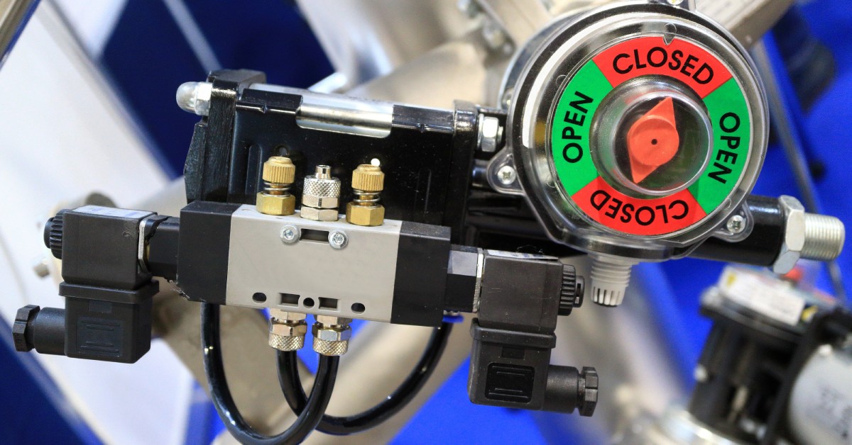 An electropneumatic valve system features a circular gauge with "OPEN" and "CLOSED" indicators in red and green.